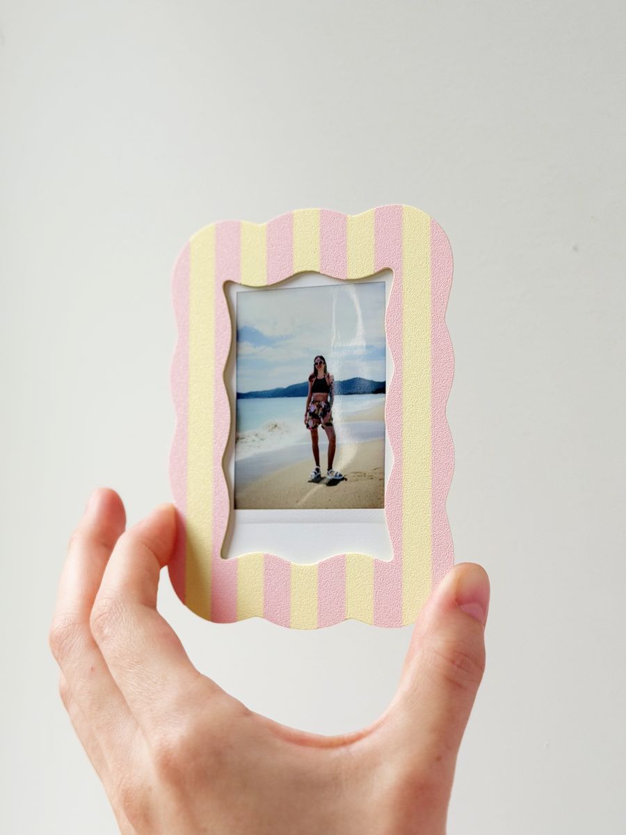 Магнитная рамка для фото Instax Mini, фоторамка на холодильник инстакс мини, черный жгут — фото 9